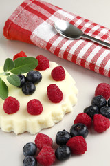 dessert mit waldfrüchten