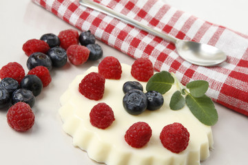 dessert mit waldfrüchten