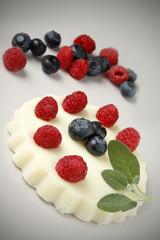 dessert mit waldfrüchten