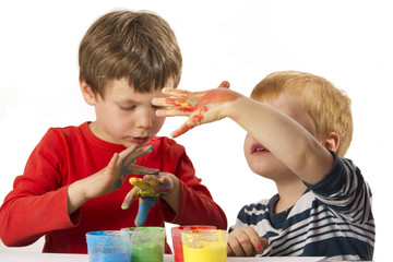 Kinder malen mit Fingerfarben