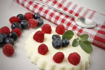 dessert mit waldfrüchten