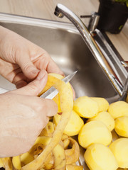 Kartoffeln sch&auml;len