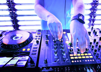 Dj mixes the track