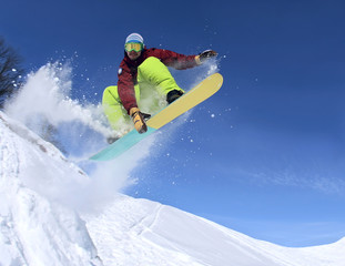 Fototapeta na wymiar Snowboarder w niebie