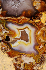 Obraz premium Naturalny brązowy agat z kryształami