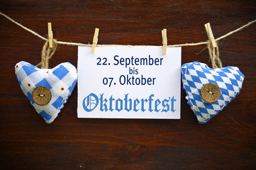 2 Stoffherzen mit Oktoberfest und Holzbrett