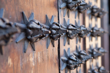 Adornos de hierro en puerta antigua de madera