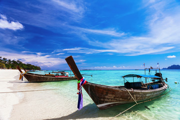 Fototapeta na wymiar Traditional Thai boats near the beach