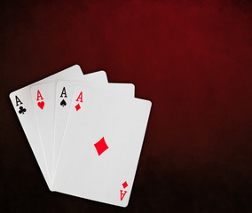 Poker d'assi su sfondo rosso