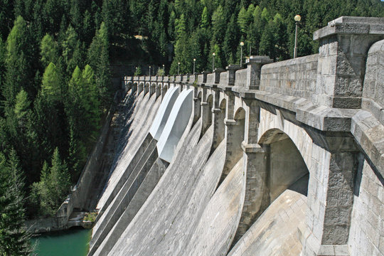 reservoir dam for electricity generation with clean
