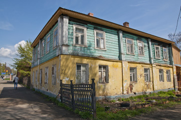 Fototapeta na wymiar Stare domy w rosyjskiej prowincji