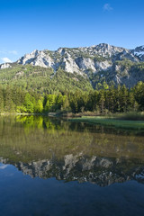 Fototapeta na wymiar Alpine Lake na wiosnę