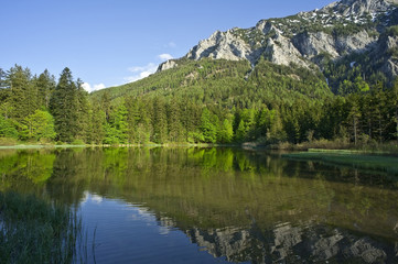 Fototapeta na wymiar Alpine Lake z odzwierciedlając w wodzie