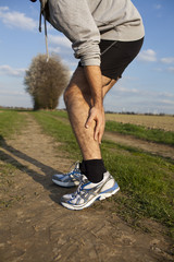 Mann hat Krampf beim Joggen