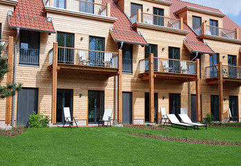 Haus mit einer Holzfassade und grünem Garten