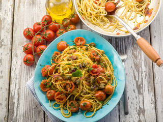 guitar spaghetti with pachino tomatoes and capers