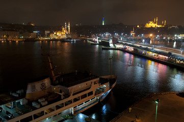 Fototapeta na wymiar The Yeni Camii and Galata bridge , Istanbul, Turkey