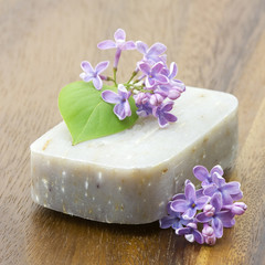 Obraz na płótnie Canvas bar of natural soap and lilac flowers