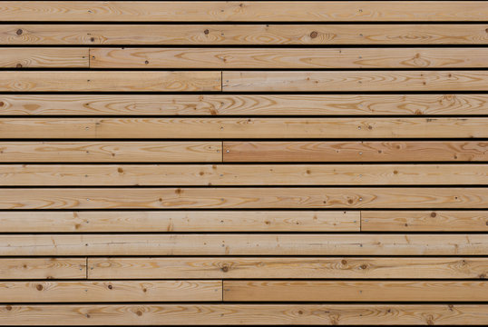 Vorgeh&auml;ngte Holzfassade Bretterschalung L&auml;rche waagerecht