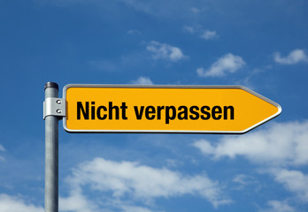 Pfeil mit blauem Himmel NICHT VERPASSEN