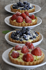 Obsttartelette mit Erdbeeren und Heidelbeeren