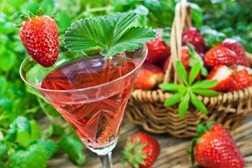 Sekt und Erdbeeren