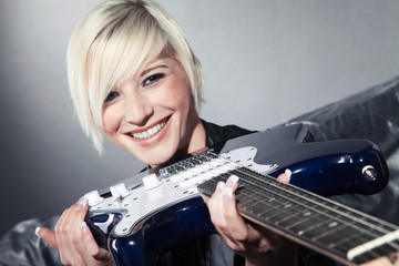 Frau Gesicht lacht mit E-Gitarre Porträt