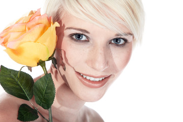 Frau Gesicht lächelt mit Rose Nahaufnahme