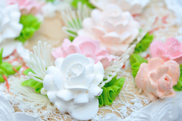 Fototapeta na wymiar Kwiaty na tort