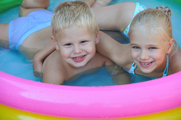 Мальчик и девочка в бассейне