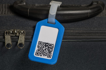 Koffer mit QR Code auf Anhänger
