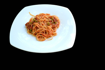 Spaghetti auf weißem Teller