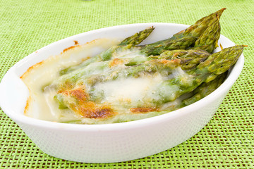 Asparagus baked with béchamel