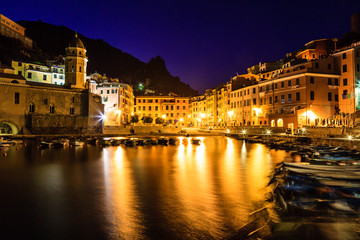 Fototapeta na wymiar Vernazza Harbor w nocy w Cinque Terre, Włochy