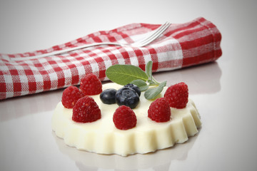 vanillepudding mit waldbeeren