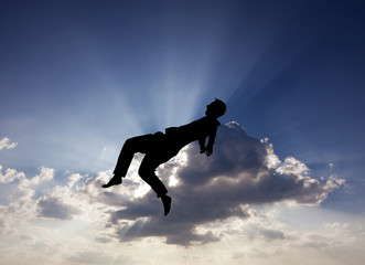 Fototapeta na wymiar sylwetka skoków człowiek w niebie