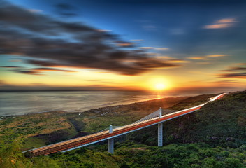 Crépuscule sur le pont de la ravine Trois-Bassin, La Réunion.