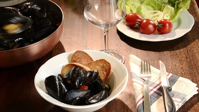 mussels marinara with salad and toasts