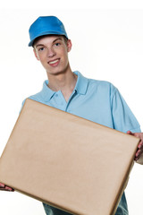 Junger Mann von Botendienst bringt Paket