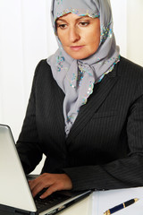 Symbolfoto Islam. Muslimische, Frau mit Kopftuch i