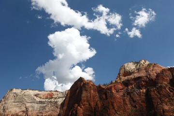 nuages au-dessus d'un canyon