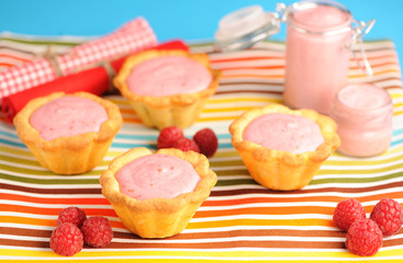 Cake with raspberry yogurt dessert