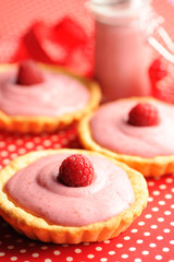 Cake with raspberry yogurt dessert