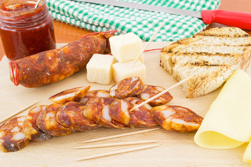 antipasto piccante con salsiccia e salsa