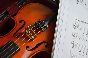 Naklejka premium Close up of violin and music sheet
