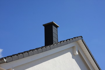 Fototapeta na wymiar Dach dwuspadowy z kominem