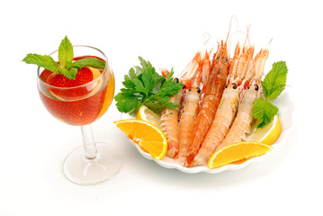 PORZIONE DI CROSTACEI CON VINO E FRAGOLA