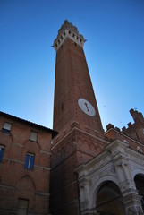 Fototapeta premium Campanile in piazza del Campo a Siena