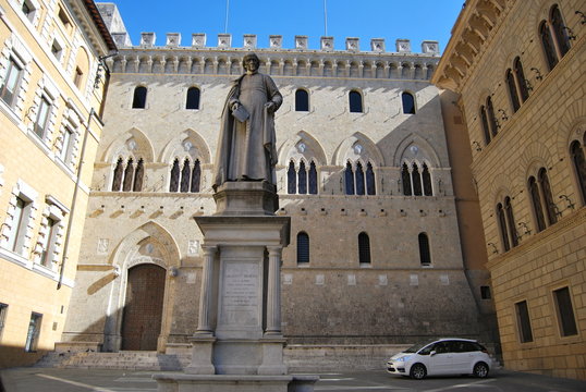 Piazza Salimbeni a Siena