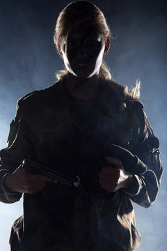 Soldat Frau im Nebel Porträt